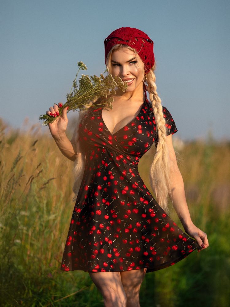Bona Fide: Decolletage "Black & Cherry"