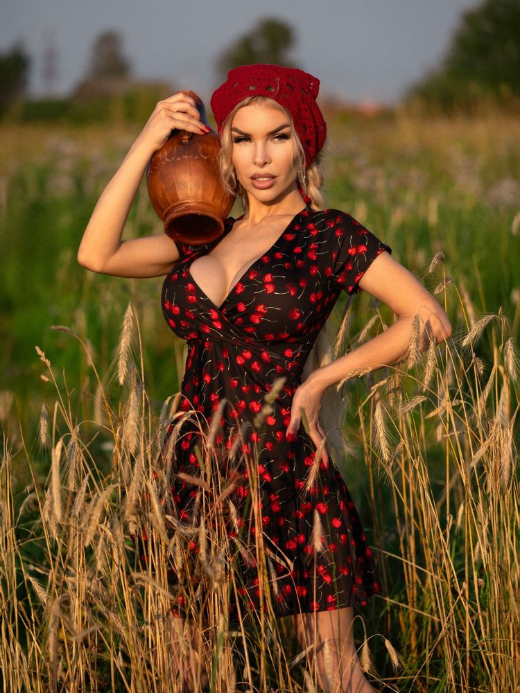 Bona Fide: Decolletage "Black & Cherry"