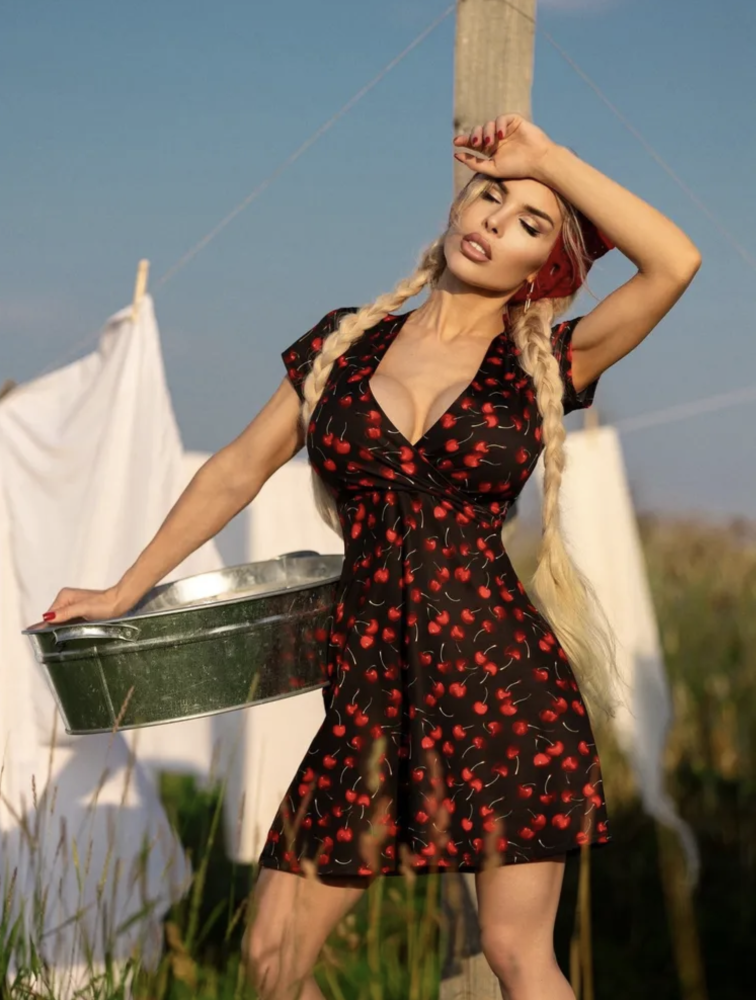 Bona Fide: Decolletage "Black & Cherry"