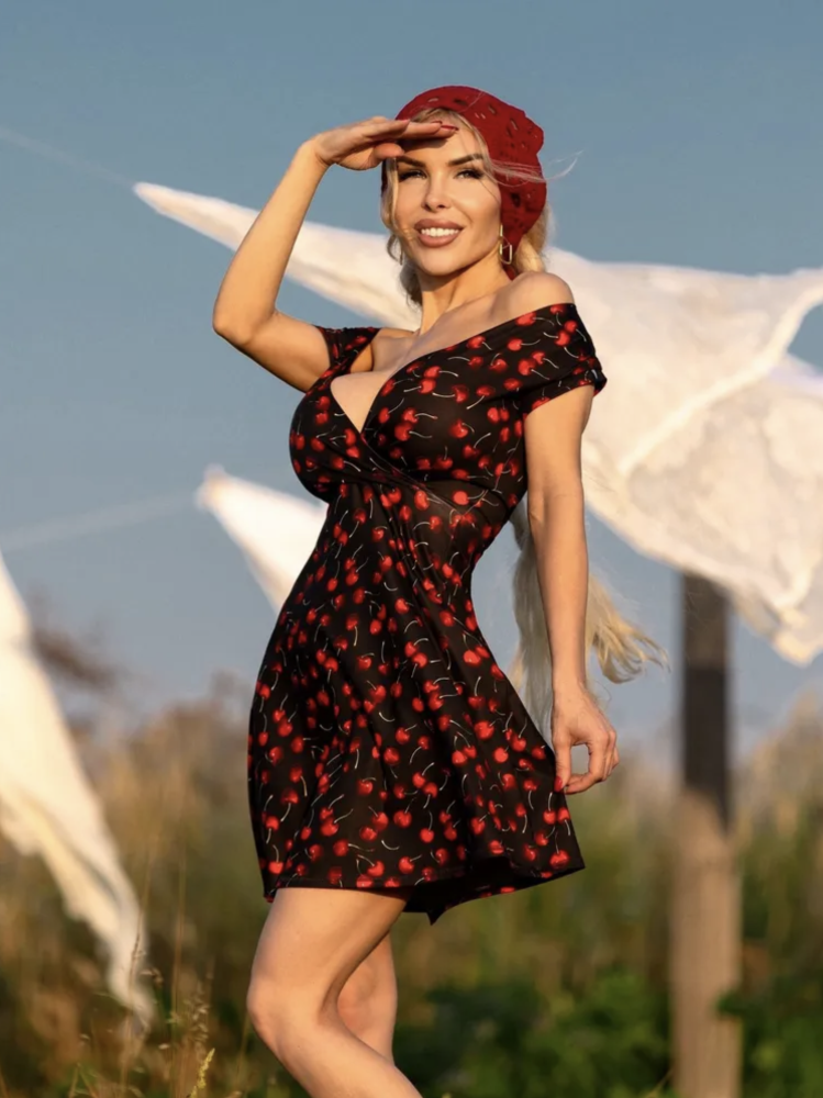 Bona Fide: Decolletage "Black & Cherry"