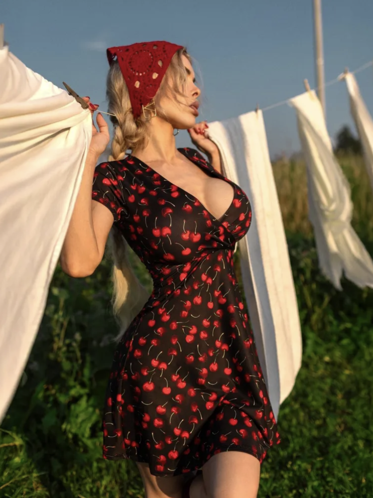 Bona Fide: Decolletage "Black & Cherry"