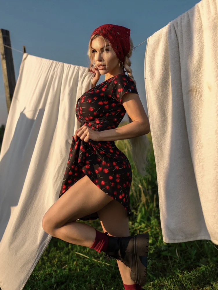 Bona Fide: Decolletage "Black & Cherry"