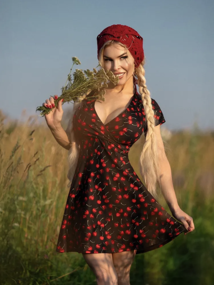 Bona Fide: Decolletage "Black & Cherry"